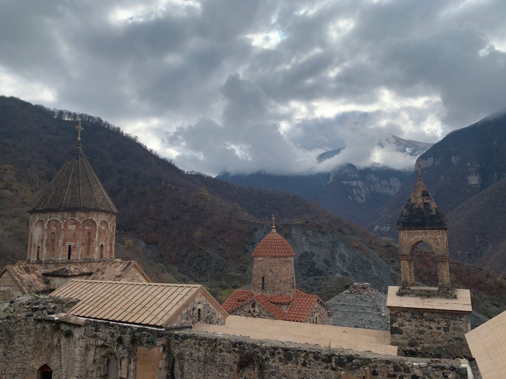 Le monastère arménien de Dadivank,  dans la gangue de la forêt du Haut-Karabakh, rouge l’automne, verte l’été. 